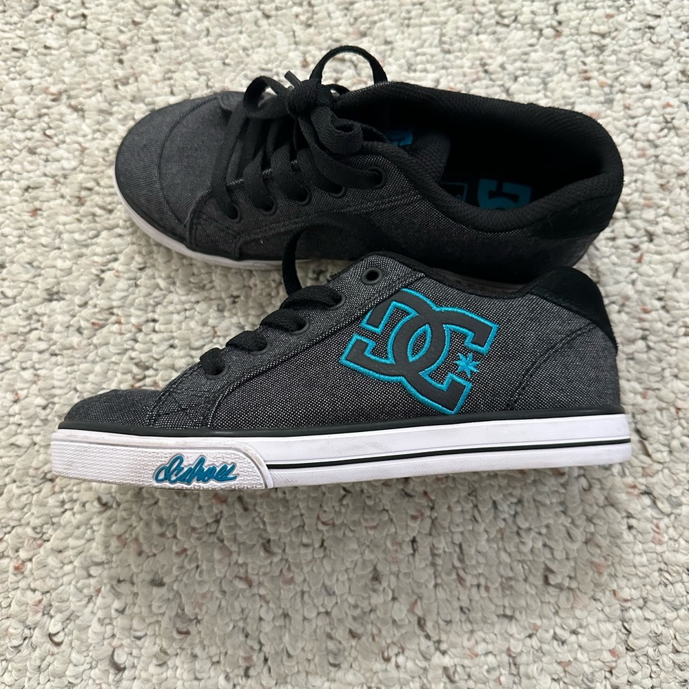 DC kids skate shoes size Y2 in good condition
